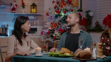 Noel arifesini hediyelerle kutlayan bir çift.