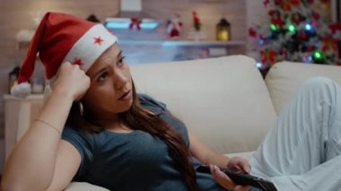 TV kumandasıyla kanal değiştiren kadın sıkılıyor