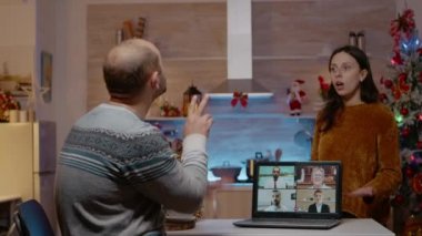 Noel arifesini kutlamaya hevesli bir kadın iş toplantısını bölüyor.