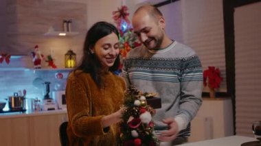 Erkek hediye kutusunu bayana Noel arifesinde veriyor.