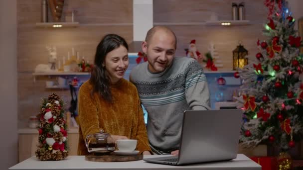 Святкова пара використовує відеозв'язок на ноутбуці — стокове відео