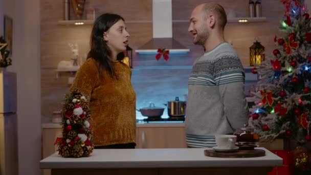 Alegre pareja intercambiando regalos en víspera de Navidad — Vídeos de Stock