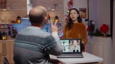 Erkek için iş videosunu bölen kadın