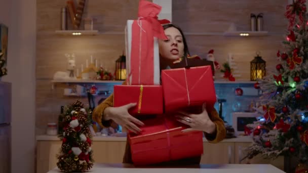 Mujer llevando cajas de regalo sintiéndose estresada por la Navidad — Vídeos de Stock