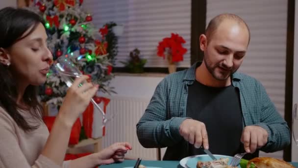 Mann erhält Geschenkbox mit Schleife von Frau — Stockvideo