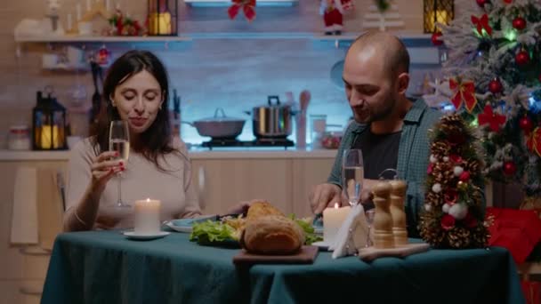 Mujer dando regalo caja al hombre mientras disfruta de la cena de Navidad — Vídeos de Stock