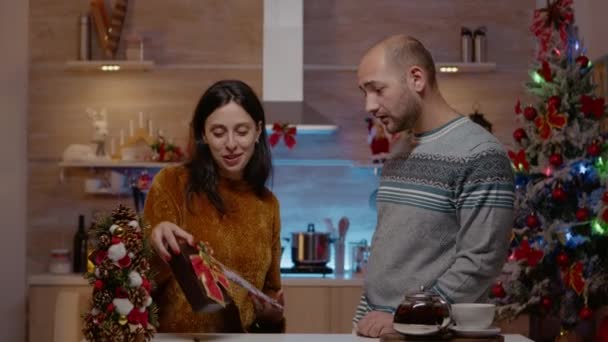 Cheerful couple preparing gift and christmas card — Stock Video