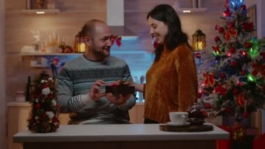 Erkek, Noel arifesinde bir kadından hediye alır.