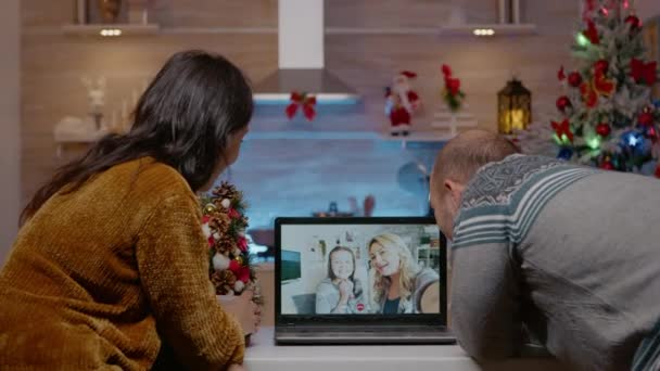 Paar nutzt Videoanruf-Kommunikation mit Familie — Stockvideo