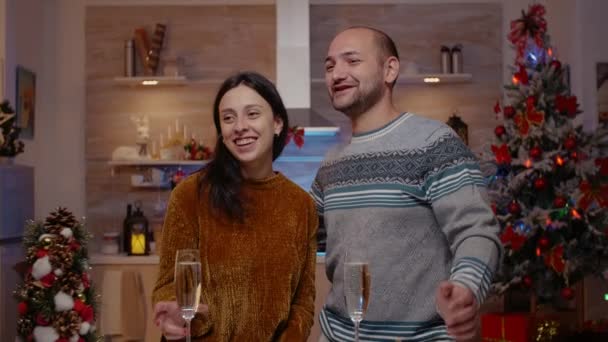 Festive homme et femme en utilisant la vidéoconférence — Video