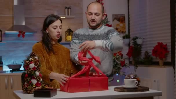 Para przygotowująca pudełko prezentów dla rodziny na święta Bożego Narodzenia — Wideo stockowe
