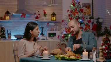 Bayram çifti, Noel arifesinde akşam yemeğinin tadını çıkarıyor.