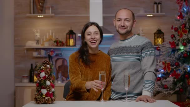 Point de vue de couple en utilisant un appel vidéo et en levant des verres de champagne — Video