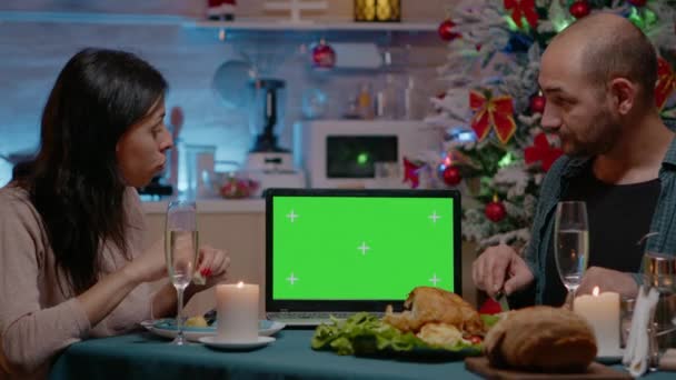 Pareja comiendo comida festiva viendo pantalla verde horizontal — Vídeo de stock