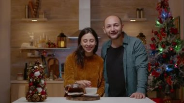 Çift, şenlik iletişimi için video çağrısı kullanıyor