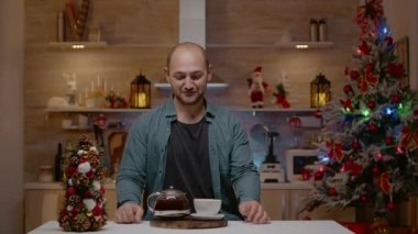 Genç adam, festival sezonu için ailesiyle görüntülü konuşma yapıyor.