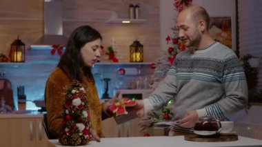 Noel arifesi için kart imzalayan çift.