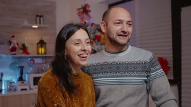 Görüntülü konuşma sırasında bardaklar tokuşturdu.