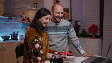 Bir çift video görüşmesinde ailesiyle konuşurken hazır bekliyor.