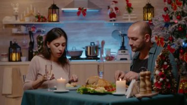 Mutlu çift Noel arifesini şenlikli bir yemekle kutluyor.