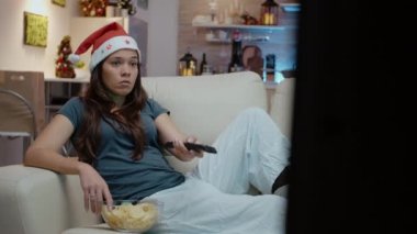 Uzaktan kumandalı ve kanal değiştiren yalnız bir yetişkin.