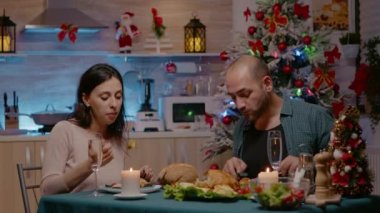 Erkek ve kadın, Noel 'de keyifli bir akşam yemeği yiyor.