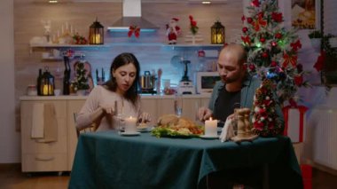 Kadın ve erkek kadeh tokuşturuyorlar.