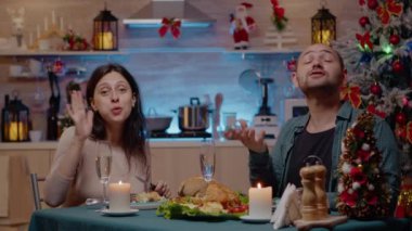 Video konferansında konuşan çift, keyifli bir akşam yemeği yiyor.