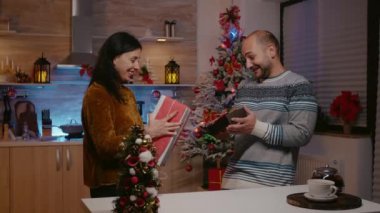 Noel arifesinde hediyelerimizi değiş tokuş ediyoruz.