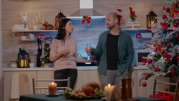 Casal copos clinking de champanhe conversando após o jantar de Natal — Vídeo de Stock