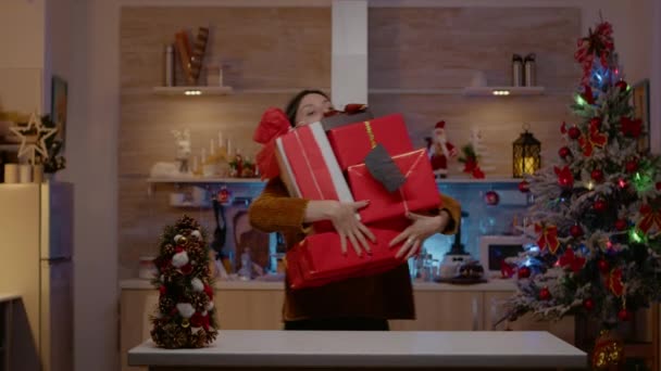 Femme festive se sentant frustrée par la fête de Noël — Video