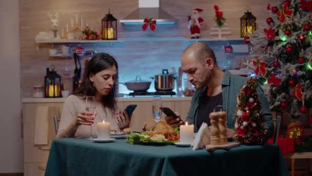 Moderní pár pomocí chytrých telefonů se těší slavnostní večeři — Stock video