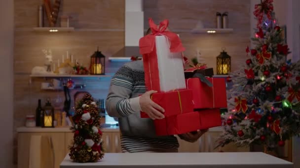 Hombre trayendo regalos para ordenar para la familia en la víspera de Navidad — Vídeos de Stock