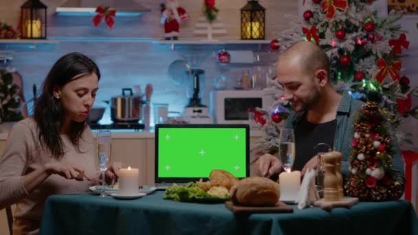 Hombre y mujer viendo la pantalla verde en el ordenador portátil — Vídeos de Stock