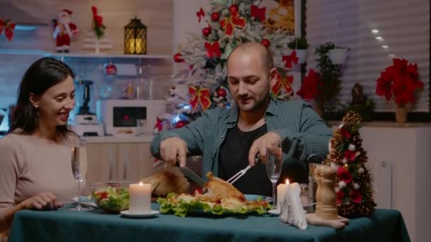 Paar isst an Heiligabend Hühnchen beim Festessen — Stockvideo