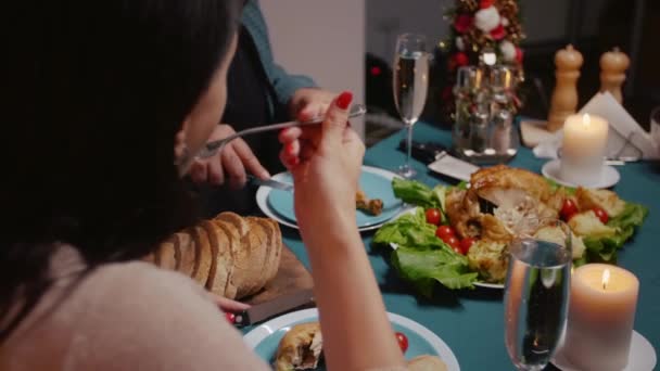 Primer plano de pareja disfrutando de una cena festiva con comida y alcohol — Vídeo de stock