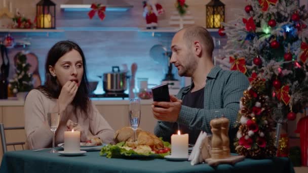 Pár slaví Štědrý večer se slavnostní večeří — Stock video