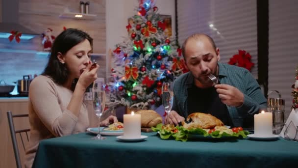 Пара звонких бокалов шампанского на рождественском ужине — стоковое видео
