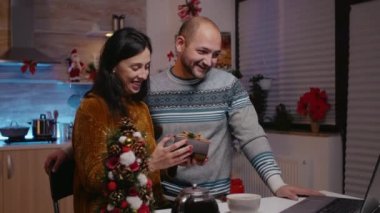 Kadın ve erkek video iletişimi için hediye alıyorlar.