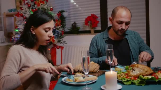 축제 저녁 식사 때 남녀가 샴페인 잔을 두드리는 모습 — 비디오
