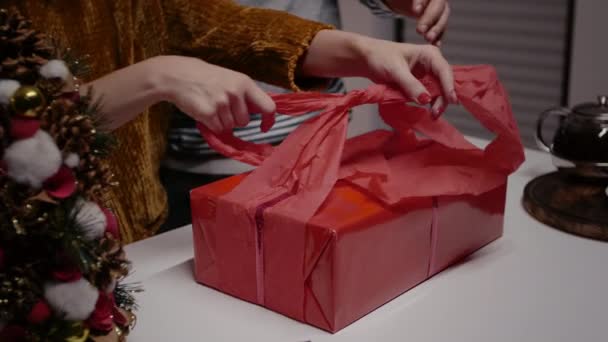 Primer plano de la caja de regalo de decoración a mano con papel de regalo — Vídeos de Stock