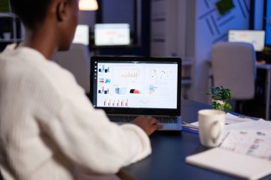 Afrikalı Amerikalı girişimci finansal şirket grafiklerini analiz ediyor