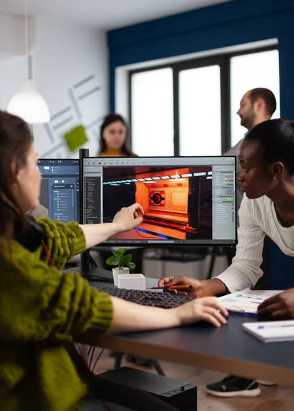 Çeşitli kadın oyun geliştiricileri oyun arayüzü oluşturuyorlar