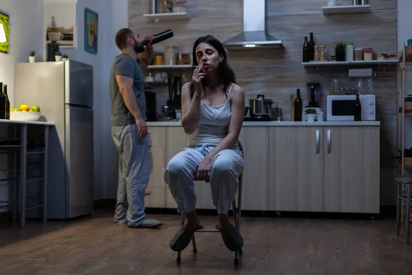 Depresyondaki eş fiziksel travma ve aile içi şiddetle uğraşıyor — Stok fotoğraf