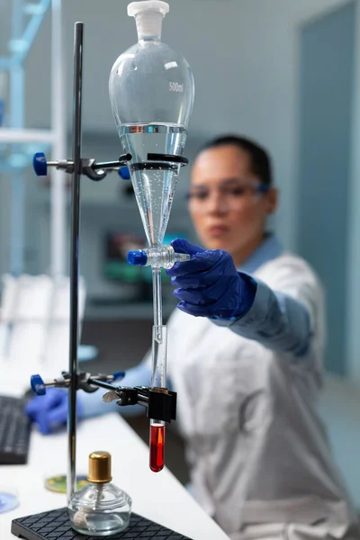 Foco seletivo em equipamentos médicos transparentes em pé na mesa — Fotografia de Stock