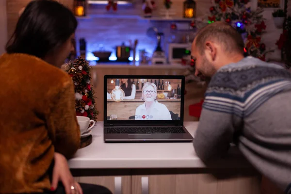 Happy rodina diskutovat se vzdáleným prarodičem během online videokall — Stock fotografie