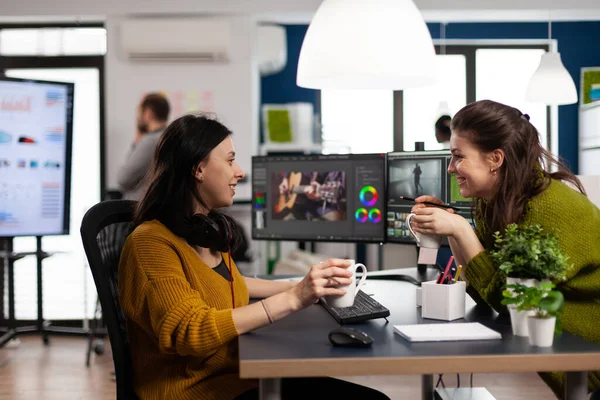 İş arkadaşları video düzenleyicileri müşteri görüntüleri için çalışan bilgisayar önünde tartışıyorlar — Stok fotoğraf