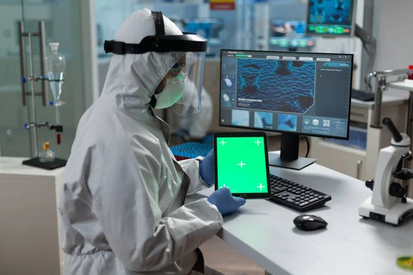 Исследователь-биолог держит макет зеленого экрана хрома ключ таблетки с изолированным экраном — стоковое фото