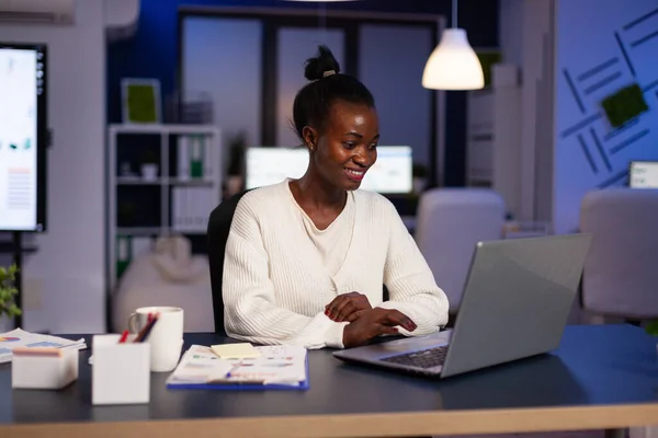 Succesvolle Afrikaanse Amerikaanse zakenvrouw typen bedrijfsstrategie — Stockfoto