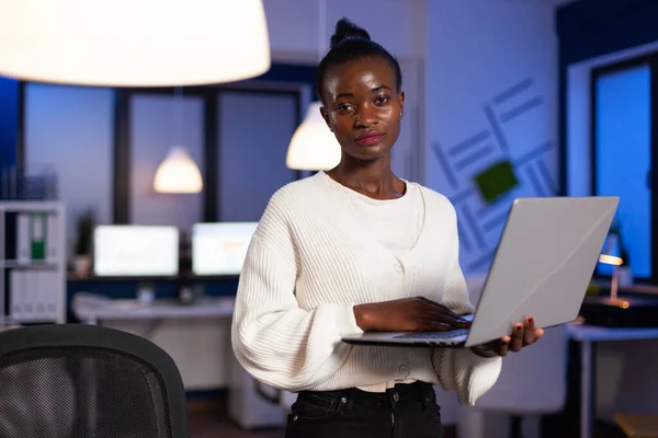 랩탑 컴퓨터를 들고 있는 아프리카 계 미국인 경영자의 초상화 — 스톡 사진